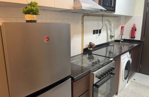 Al Quoz Apartment | Elegant Studio with Balcony in Liwan – Ideal for Long Stays in Dubai