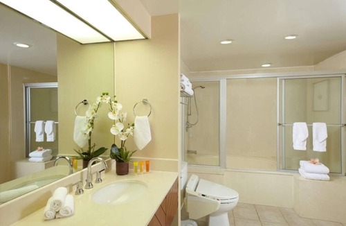 Waikiki Hotel | Elegant Suite w/Balcony | Free Breakfast | Onsite Pool | Near Waikiki Beach