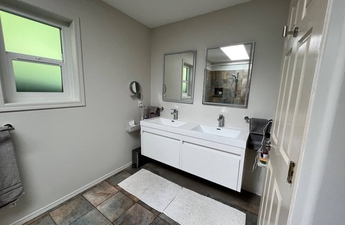 Salt Spring Island Cottage | Elegant three-bedroom Salt Spring Island home with view
