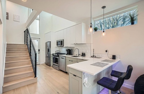Fremont House | Elegant Townhome with a Breathtaking Rooftop View