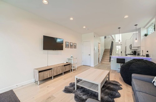 Fremont House | Elegant Townhome with a Breathtaking Rooftop View