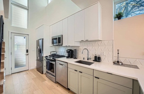 Fremont House | Elegant Townhome with a Breathtaking Rooftop View