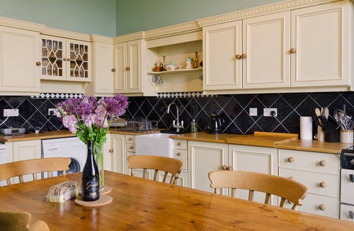 Crieff Apartment | Elegant Victorian self catering flat (5 people) in Crieff, the heart of Scotland