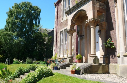 Crieff Apartment | Elegant Victorian self catering flat (5 people) in Crieff, the heart of Scotland