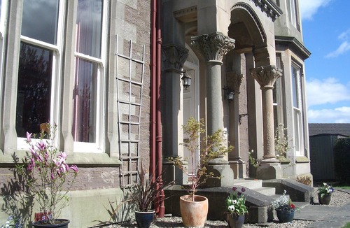 Crieff Apartment | Elegant Victorian self catering flat (5 people) in Crieff, the heart of Scotland