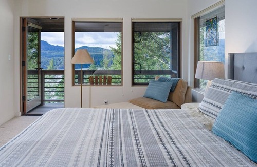 Eastsound House | Elegant Water View, Walk to Moran State Park, Kayak, Trails, Rosario Resort, Minutes to Town