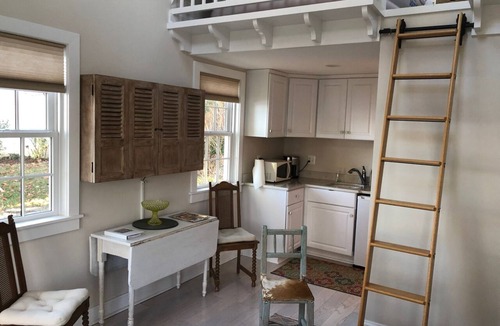 Epping Forest House | Elegant waterfront cottage and guest house, garden setting, clubhouse and beach