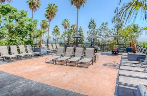 Woodland Hills Apartment | Elegant Woodland Hills 2BR w/ W/D, Gym & Pool, near 101, by Blueground