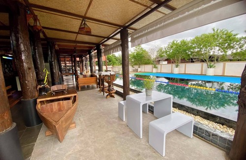 Phra Yun Villa | Elephant House and Pool Villas #5 1bedroom queen size bed villa with fan & bath