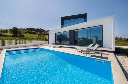 Alvaiazere Villa | Elevate Luxury at a Bespoke Villa Crafted by a World Celebrated Architect