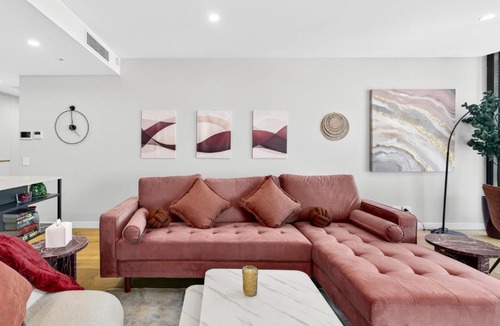 Southport Apartment | Elevated 2BR Broadwater Ocean Views