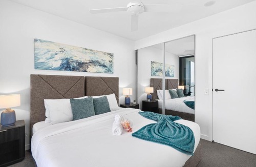 Southport Apartment | Elevated 2BR Broadwater Ocean Views
