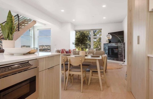 North Queen Anne Condo | Elevated Escape 4b2b TH w/City & Lake Charm