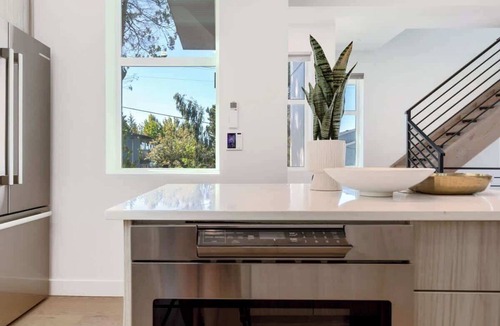 North Queen Anne Condo | Elevated Escape 4b2b TH w/City & Lake Charm