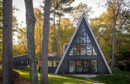 Oakwood House | Elevated Escape: A-Frame Serenity at Lake Noire