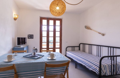 Procchio Apartment | Elia, three-room apartment in Procchio, completely renovated in 2023, with air conditioning, private