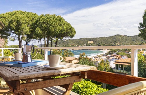Procchio Apartment | Elia, three-room apartment in Procchio, completely renovated in 2023, with air conditioning, private