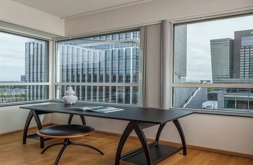 Station-Zuid WTC Apartment | Elite Executive Apartment with Top-Tier Amenities in Claude Debussylaan