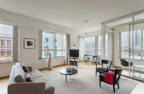 Station-Zuid WTC Apartment | Elite Executive Apartment with Top-Tier Amenities in Claude Debussylaan