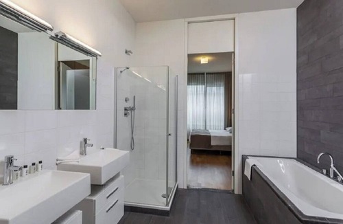 Station-Zuid WTC Apartment | Elite Executive Apartment with Top-Tier Amenities in Claude Debussylaan