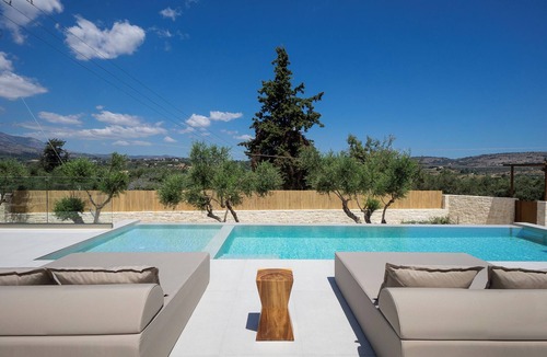 Vryses Villa | Elithos Villa, 4 BD, new and cozy, heated pool!