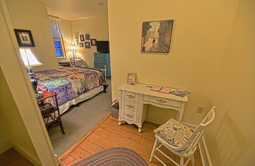 Canandaigua Bed & Breakfast | Elizabeth's Retreat - Garden View