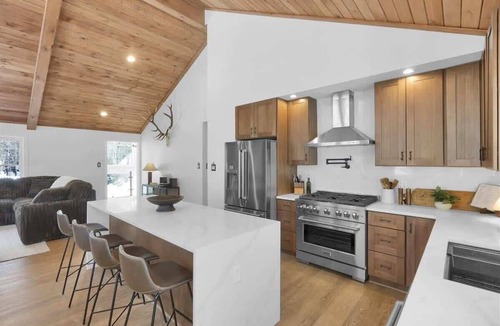 Blakeslee Cabin | ELK COVE - Modern Pocono Cabin - Pool - Pickleball