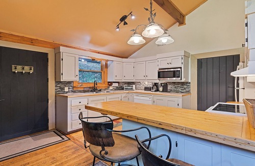 Maggie Valley Cabin | Elk Hang Out Here! Hot Tub, huge covered porch w/views. High-Speed WIFI!