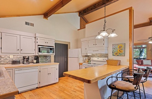 Maggie Valley Cabin | Elk Hang Out Here! Hot Tub, huge covered porch w/views. High-Speed WIFI!