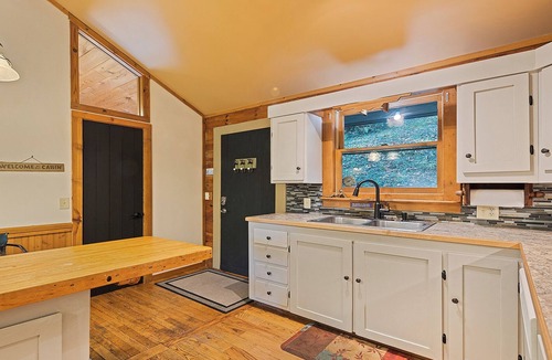 Maggie Valley Cabin | Elk Hang Out Here! Hot Tub, huge covered porch w/views. High-Speed WIFI!