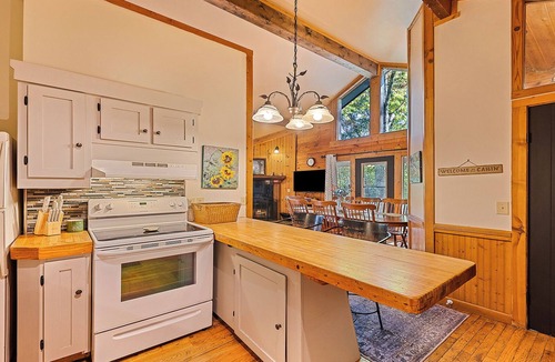 Maggie Valley Cabin | Elk Hang Out Here! Hot Tub, huge covered porch w/views. High-Speed WIFI!