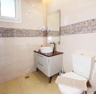 Petaloudes Apartment | Elli Garden View - Spacious Fully Equipped Apartment