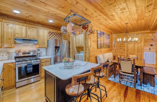 Cherry Log Cabin | Ellijay River Access (Trout!) | Hot Tub| Firepit | Games | Dogs Welcome!