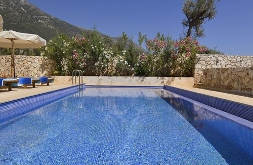 Kalkan Apartment | Elmas Apt - Luxury 3BR with Large Private Pool & Garden. 10 min Walk to Town!