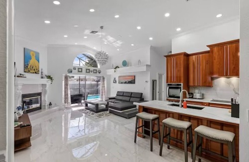 Pinellas Park House | Elmhurst Getaway Home w/screened POOL