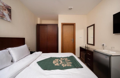 Qena Hotel | Elyasmene