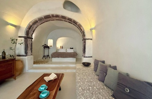 Finikia House | Elysian Santorini
