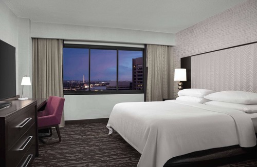 Crystal City Hotel | Embassy Suites by Hilton Crystal City National Airport
