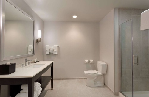 Olathe Hotel | Embassy Suites by Hilton Kansas City Olathe