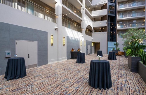 East Lake Hills Hotel | Embassy Suites by Hilton Seattle Bellevue