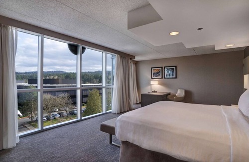 East Lake Hills Hotel | Embassy Suites by Hilton Seattle Bellevue