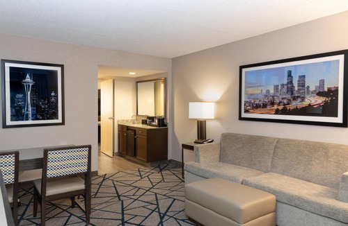 East Lake Hills Hotel | Embassy Suites by Hilton Seattle Bellevue