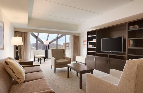 Brookfield Hotel | Embassy Suites by Hilton Milwaukee Brookfield