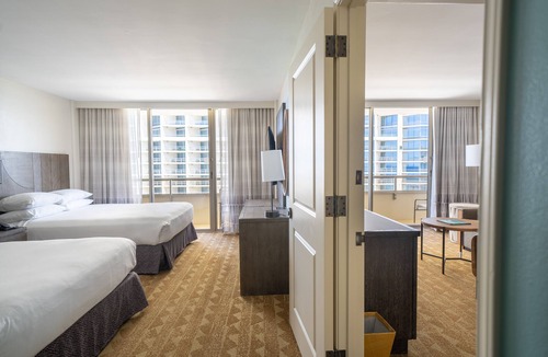 Waikiki Resort | Embassy Suites by Hilton Waikiki Beach Walk