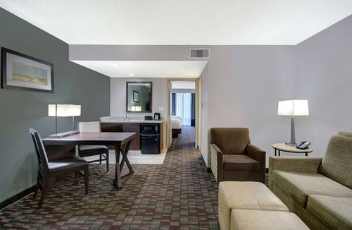 Southside Hotel | Embassy Suites by Hilton Jacksonville Baymeadows