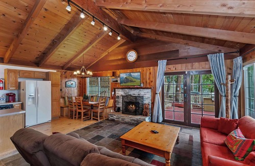 Cedar Glen House | Emerald Arrowhead Haus - Hot Tub & Game Room