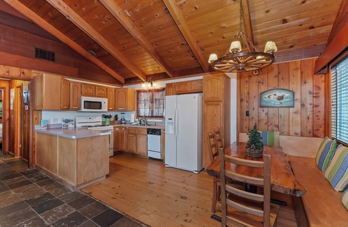 Cedar Glen House | Emerald Arrowhead Haus - Hot Tub & Game Room