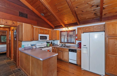 Cedar Glen House | Emerald Arrowhead Haus - Hot Tub & Game Room