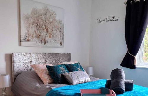 Warrington Apartment | Emerald Blossom-2 Bed Apartment.Sleeps 4.Central Warrington,WiFi,Parking.Smart T