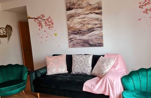 Warrington Apartment | Emerald Blossom-2 Bed Apartment.Sleeps 4.Central Warrington,WiFi,Parking.Smart T